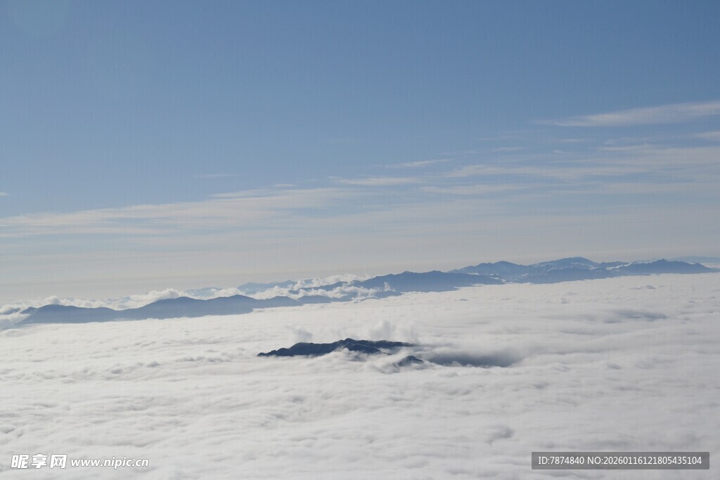 云海之上的壮丽山景