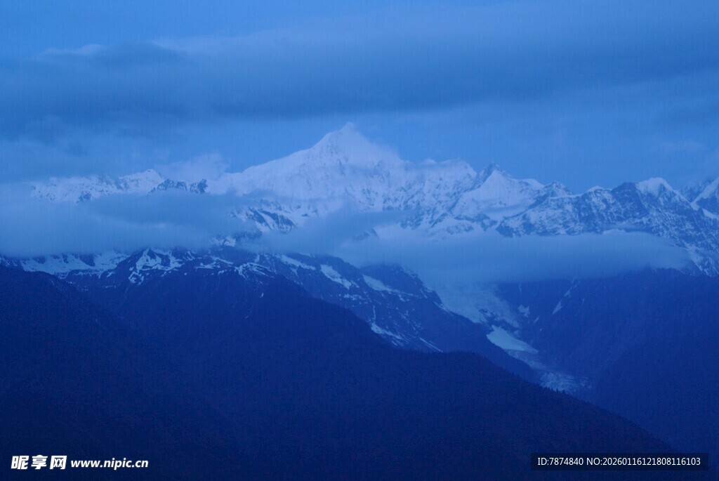 壮丽雪山下的辽阔景致