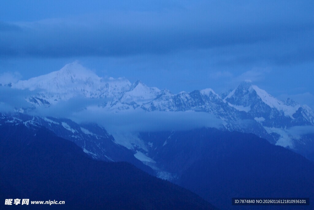 雪山壮丽景色