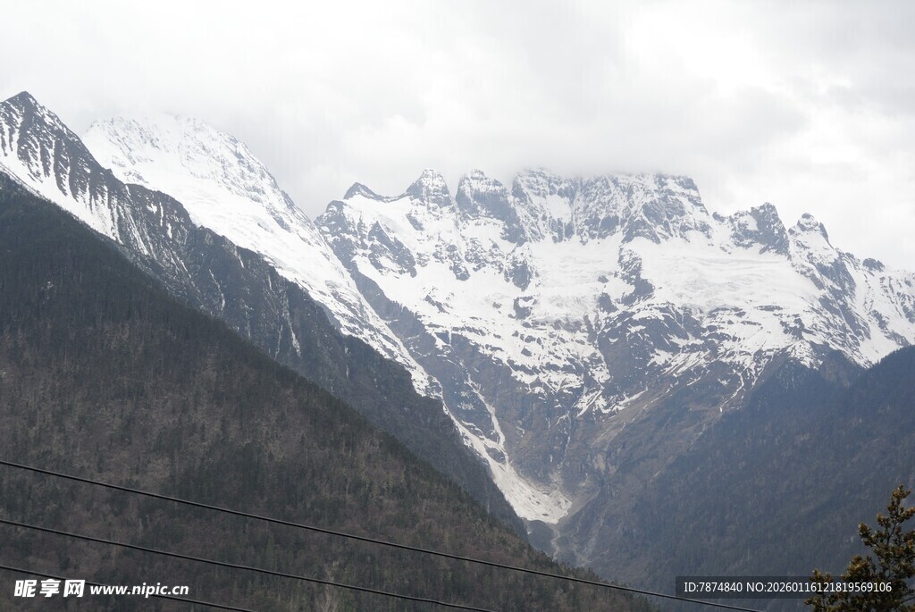 壮丽雪山山谷景观