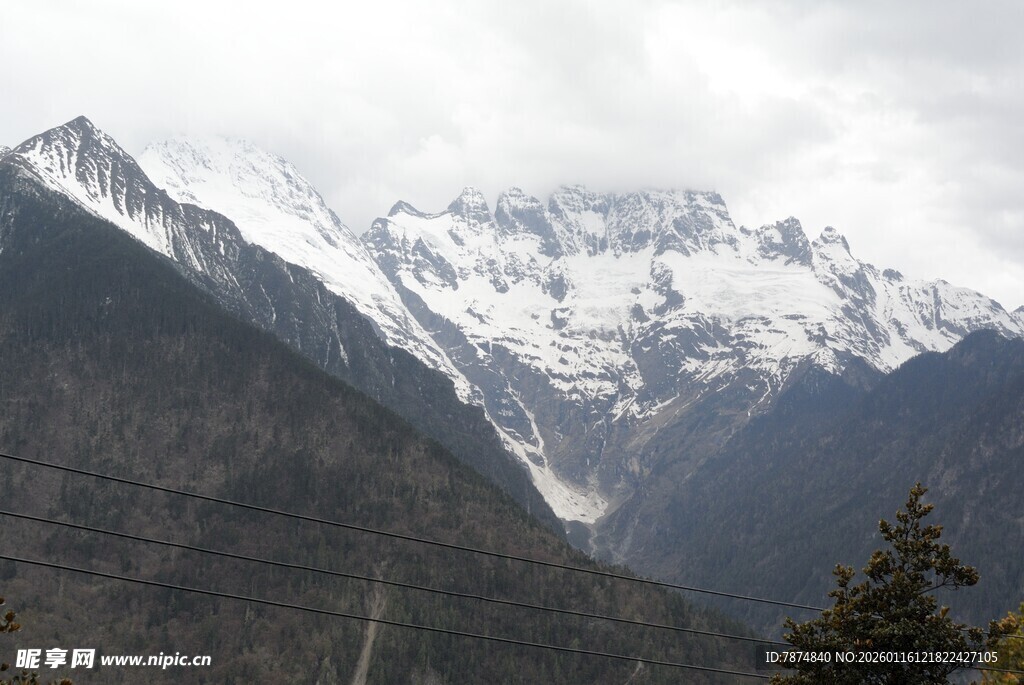 壮丽雪山景观