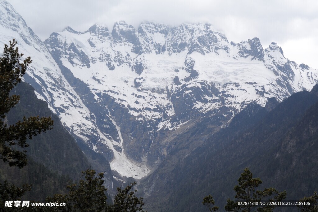 雪山壮丽景色