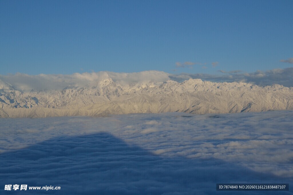 壮丽雪山远景