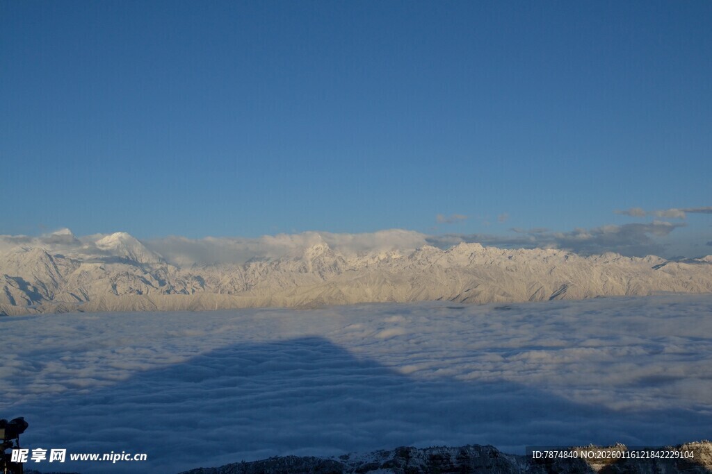 壮丽雪山蓝天美景