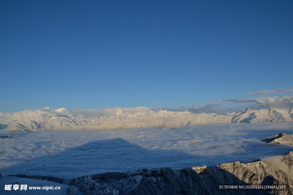 壮丽雪山远景