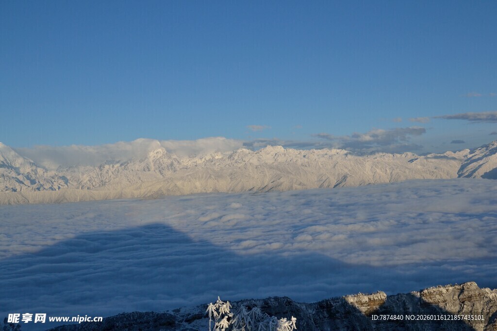 雪山云海壮丽风光