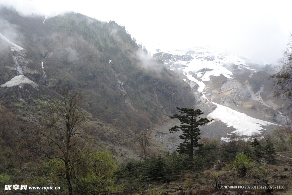 山间雪景与林木景观