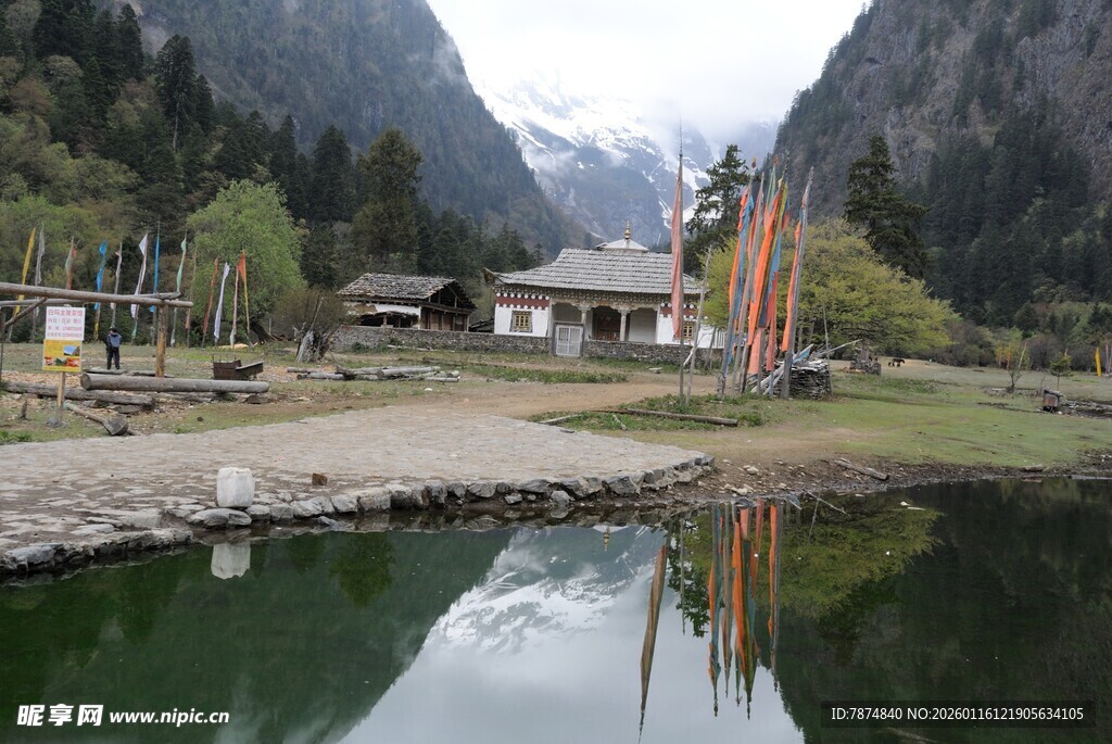 山间湖畔小屋 宁静美景