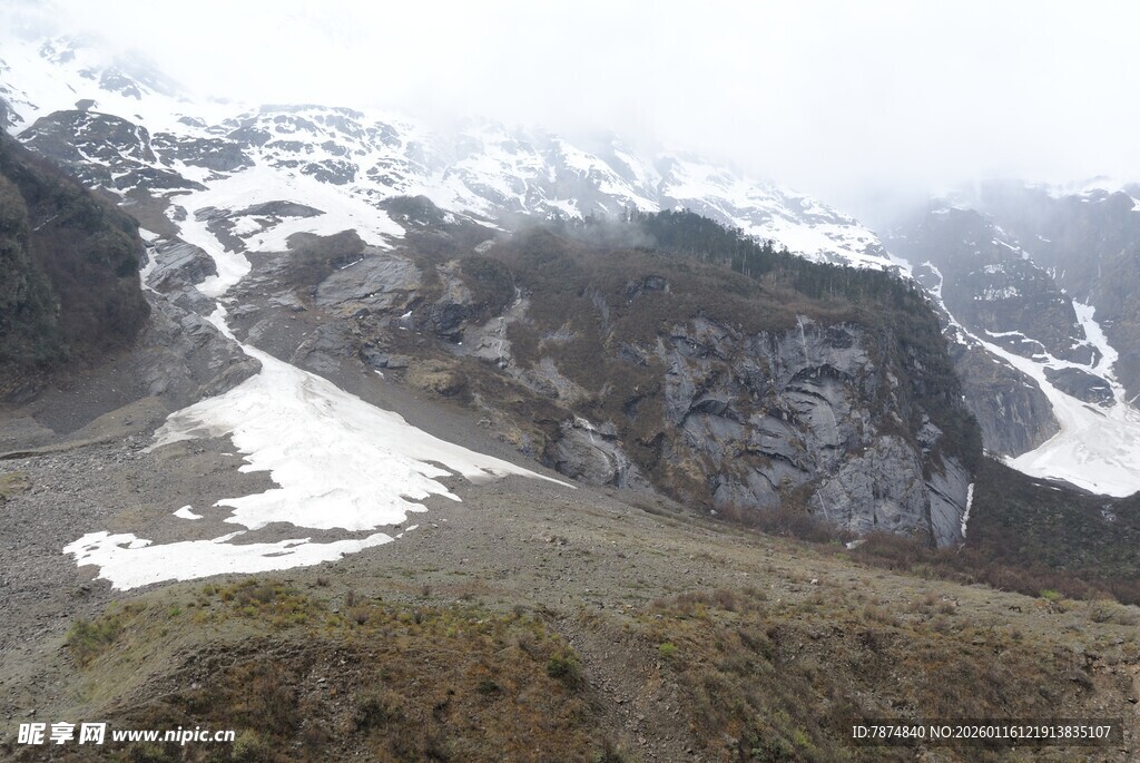 雪山环绕的壮阔山地景观