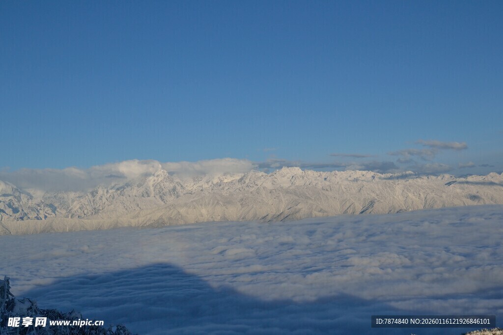 雪山远景