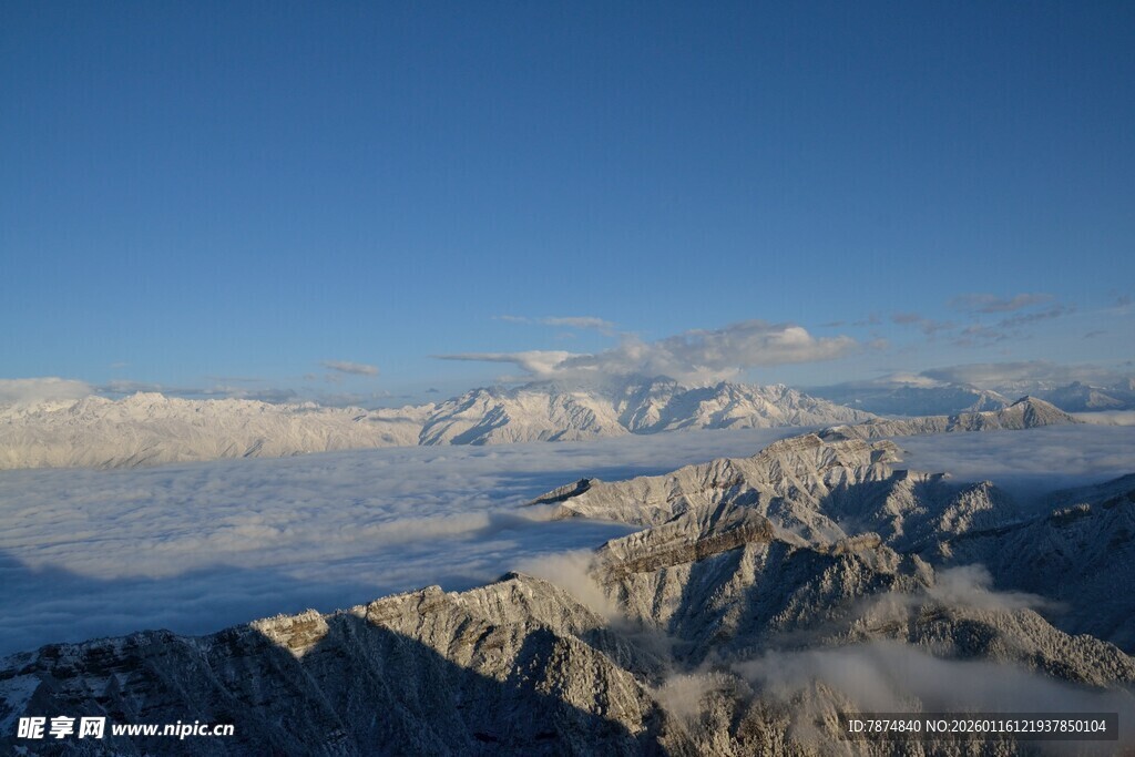 壮丽雪山远景