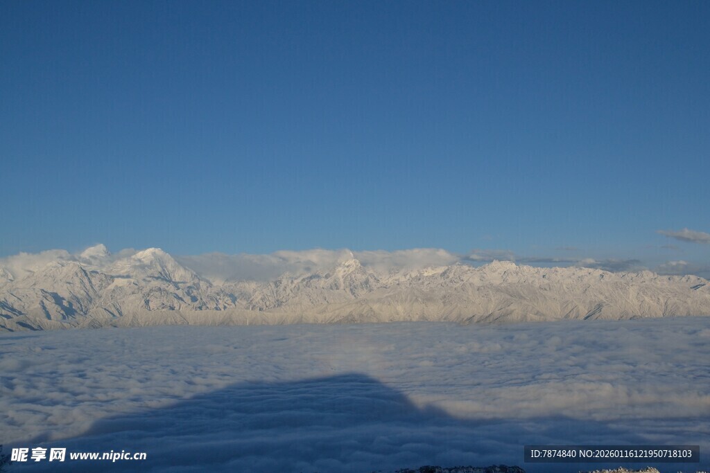 壮丽雪山远景
