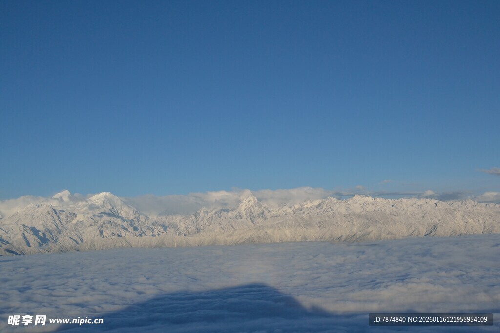 高空俯瞰壮丽雪山景观
