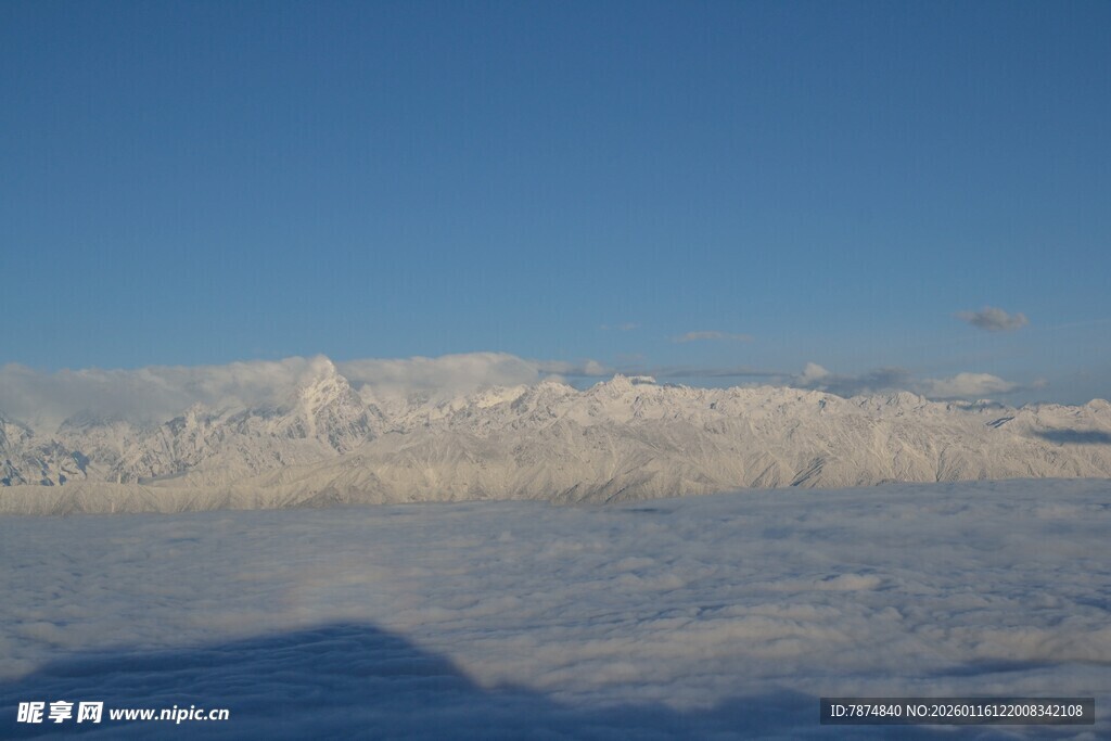 雪山远景