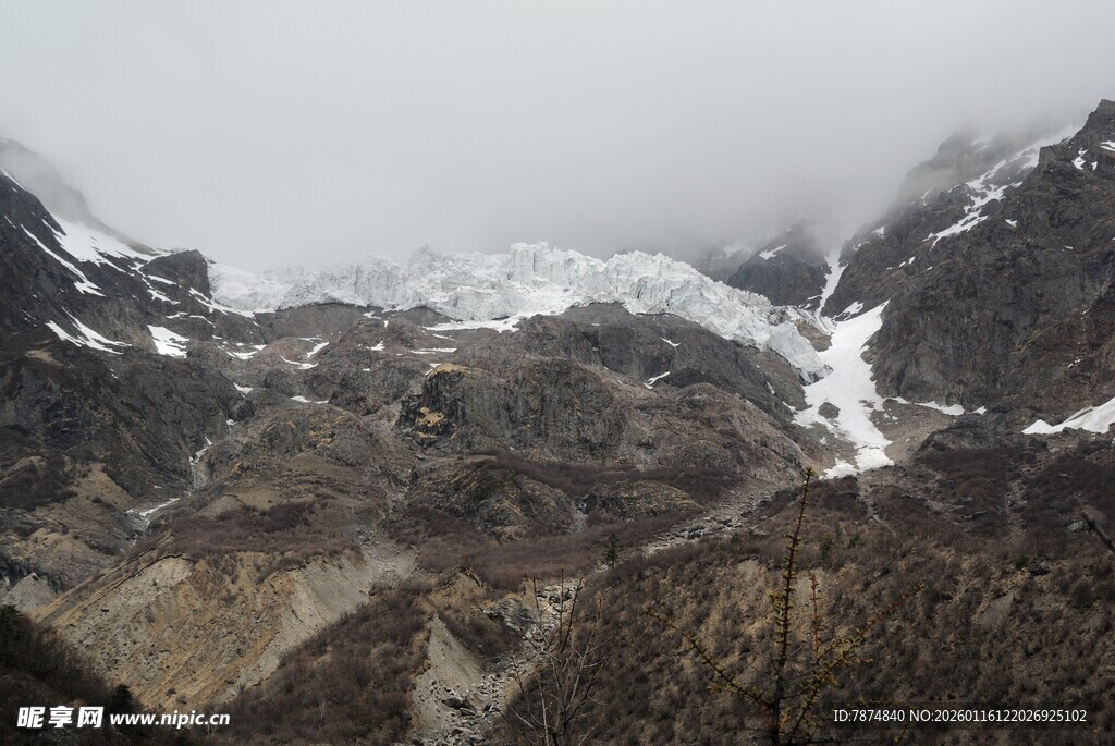 云雾缭绕的壮丽雪山景观