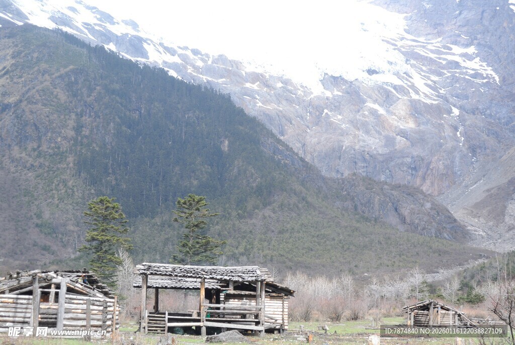 山间木屋 邂逅雪山美景