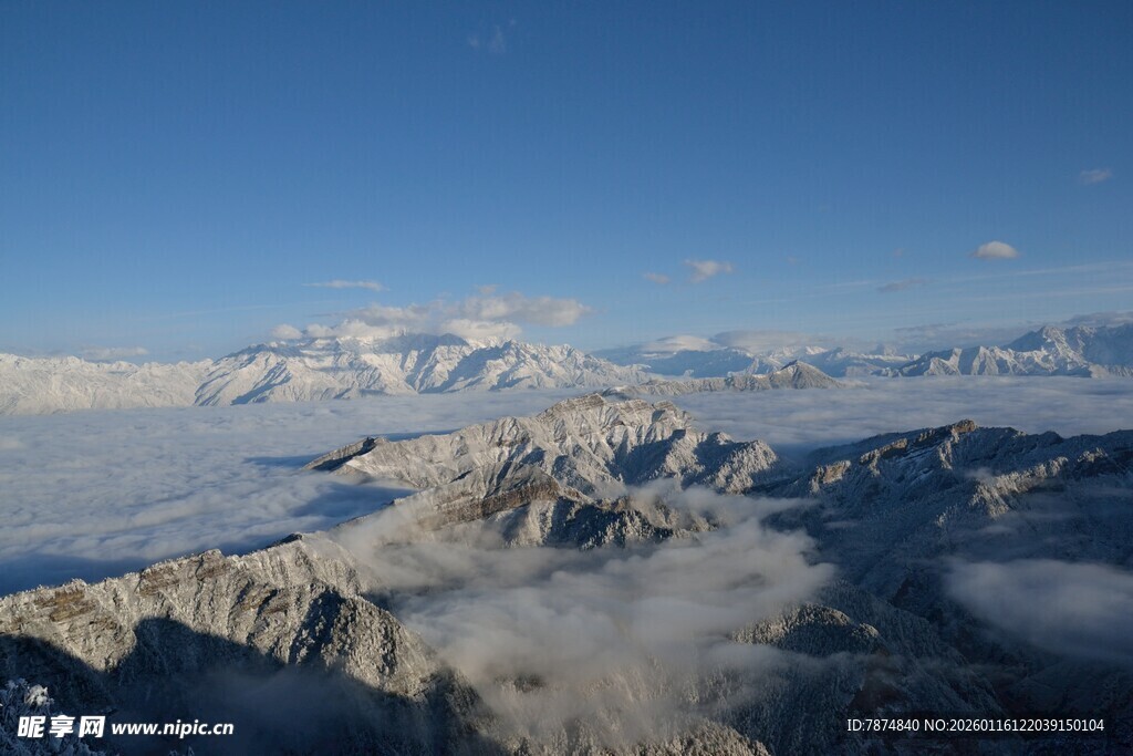 雪山云海壮丽高空景致