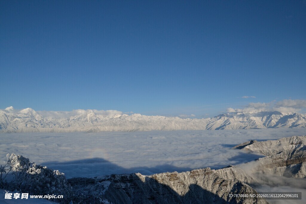 雪山云海壮丽景观