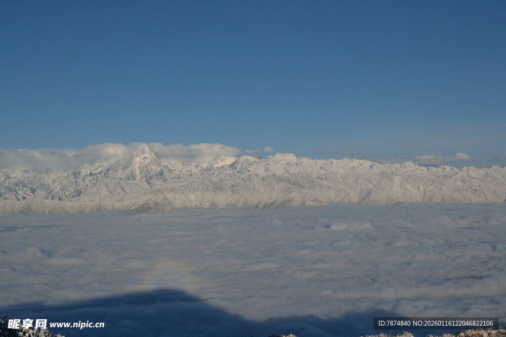 高空俯瞰连绵雪山美景