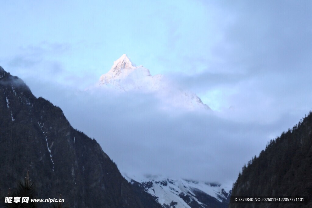 雪山云雾中的壮丽山峰