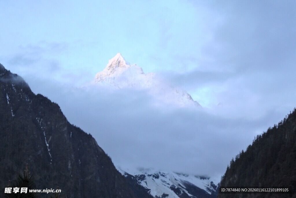 雪山云雾中的壮丽山峰