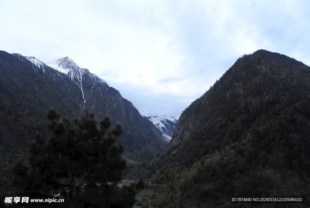 壮丽山景 云雾缭绕山谷