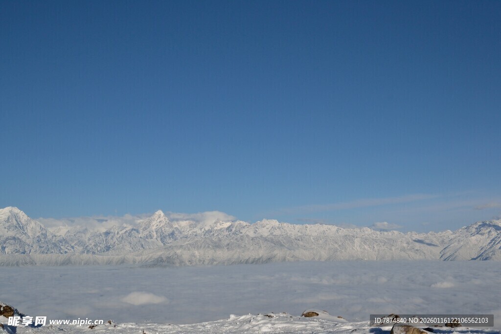 雪山云海壮丽景观