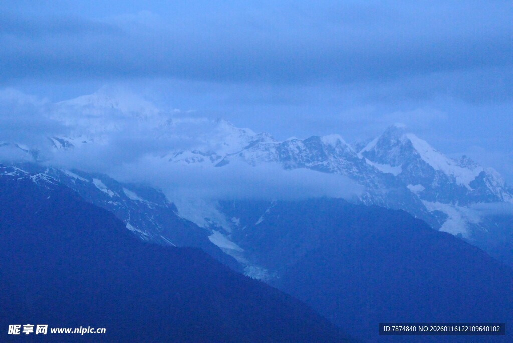 雪山远景 云雾缭绕之美