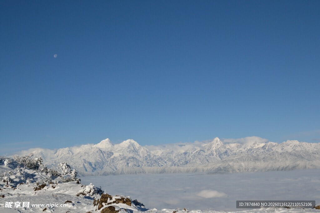 雪山云海蓝天壮丽景观