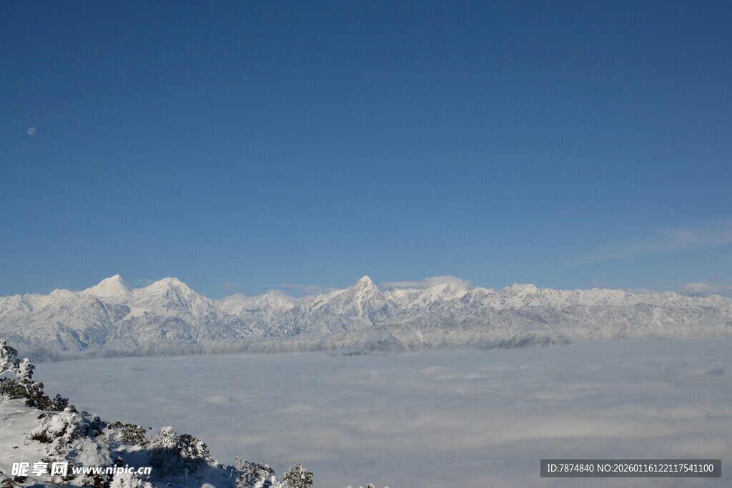 雪山云海壮丽景观