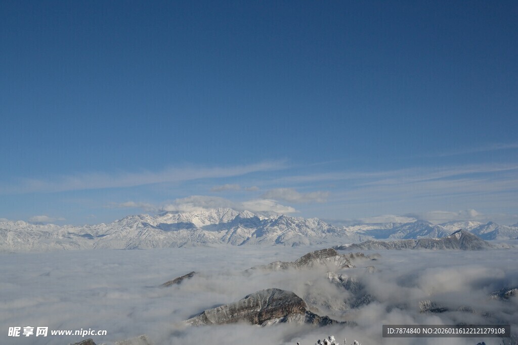 云海之上的壮丽雪山景观