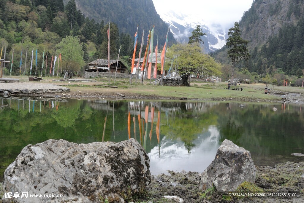 湖畔藏式建筑与山水美景