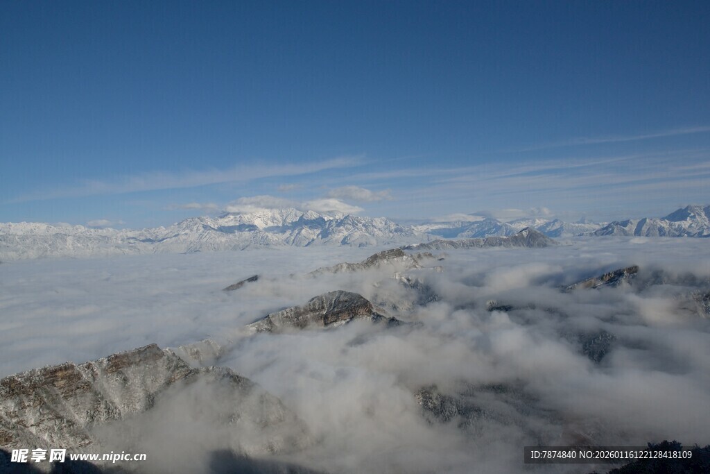 云海之上的壮丽山峦