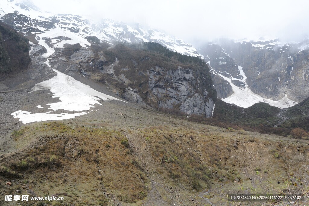 雪山下的崎岖山地景观