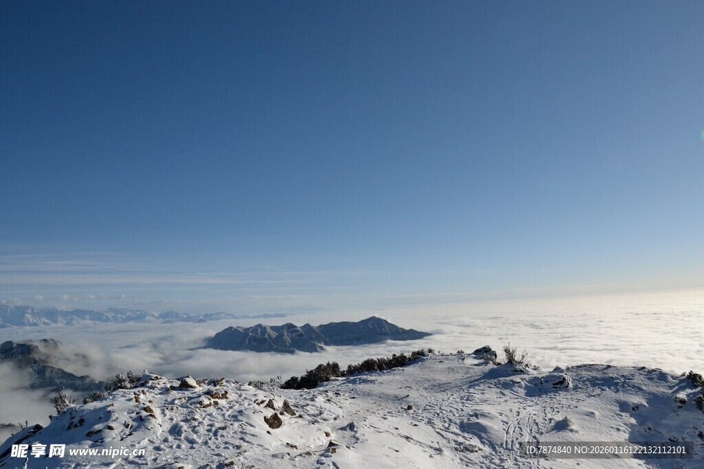 雪山顶上的壮丽云海景观