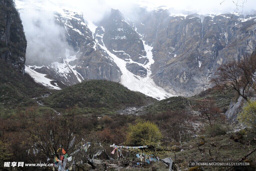 云雾缭绕的壮丽雪山景观