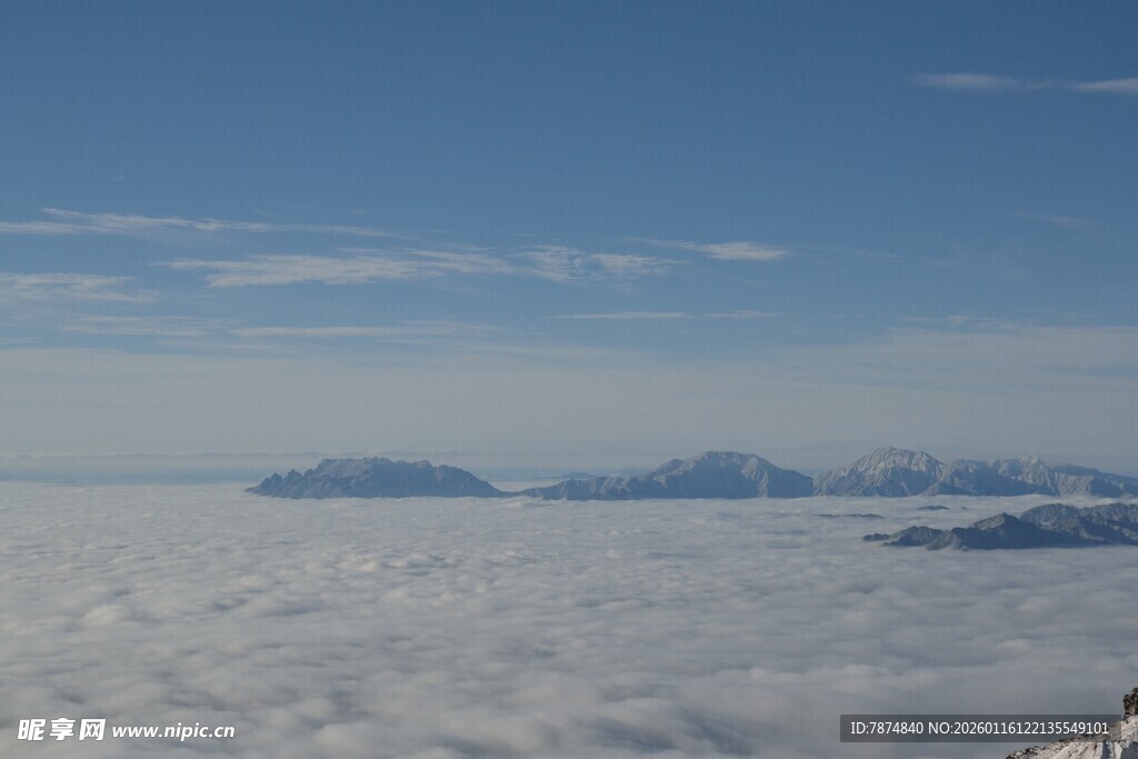 云海之上的远山美景