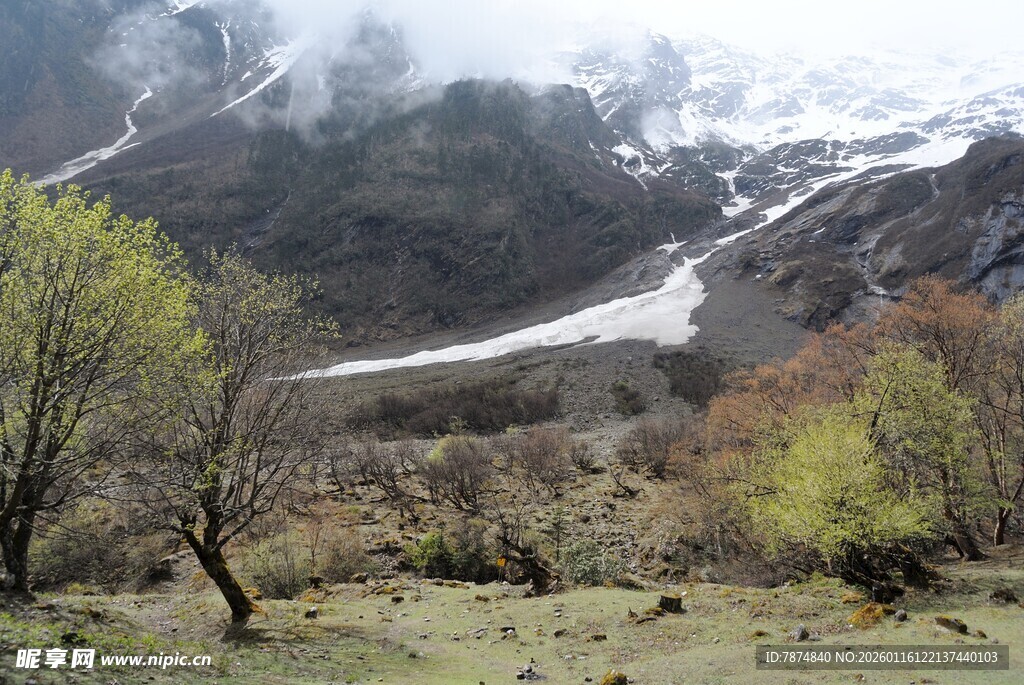 山间春景 残雪与新绿相映