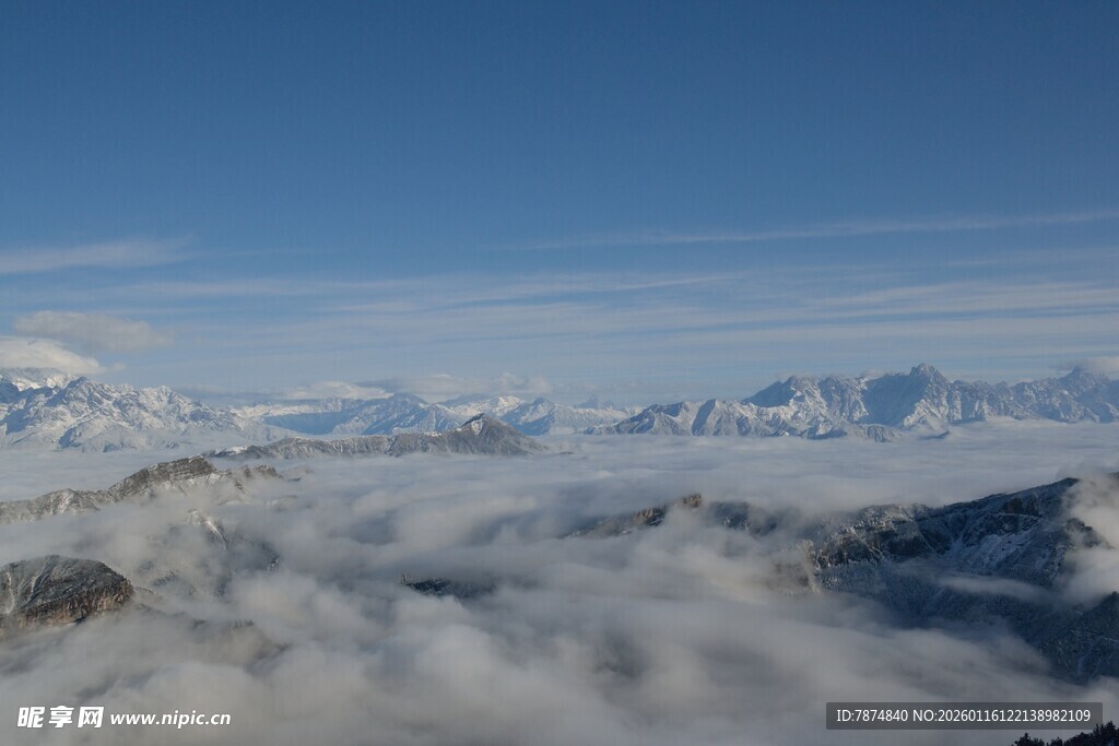雪山云海壮丽景观