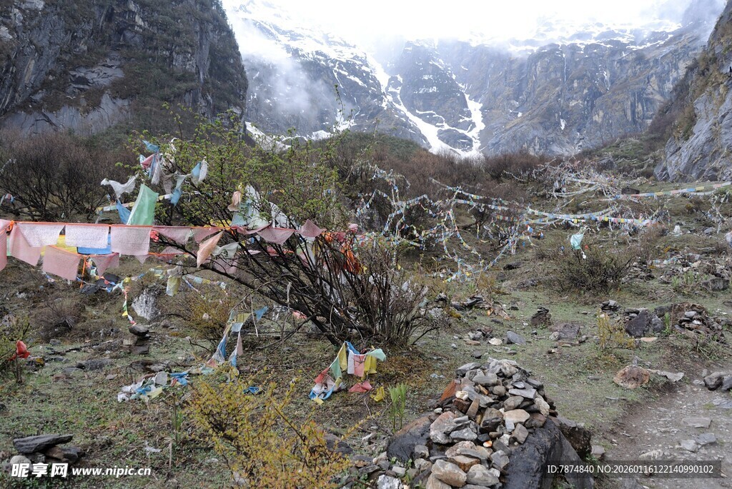 山间经幡 尽显藏地风情