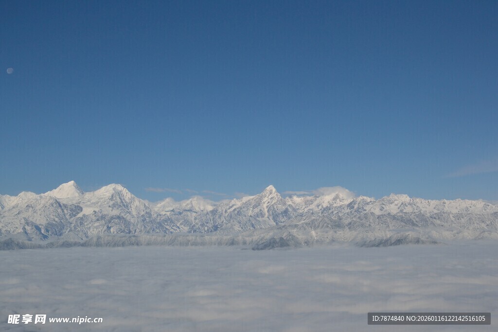 雪山远景 纯净蓝天之下