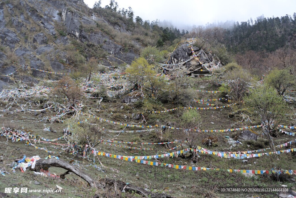 山间碎石地与蜿蜒小路
