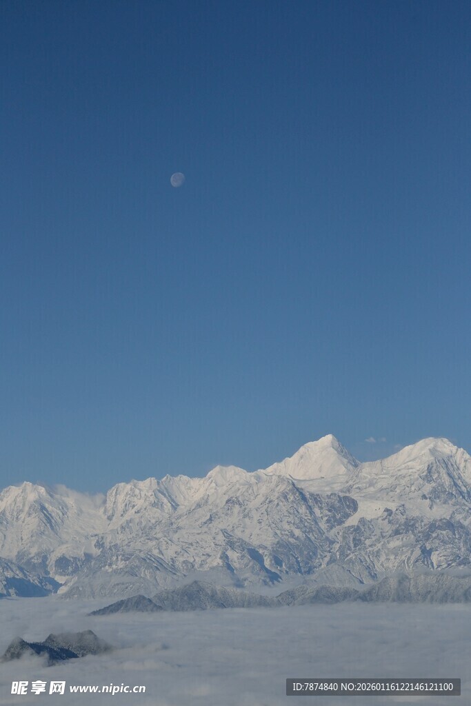 雪山蓝天美景