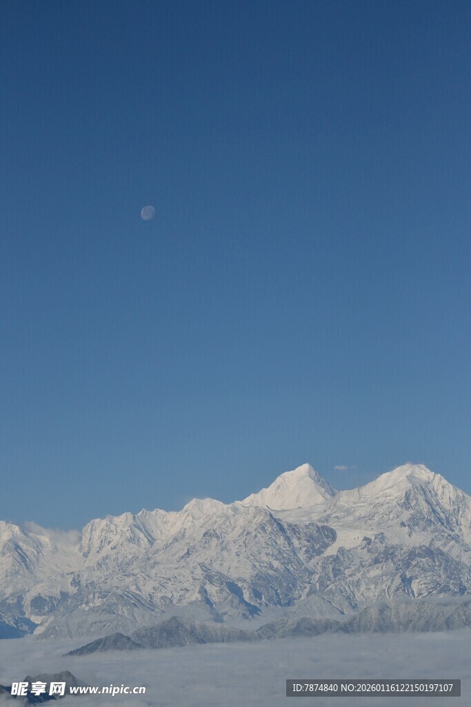雪山蓝天 静谧纯净之景