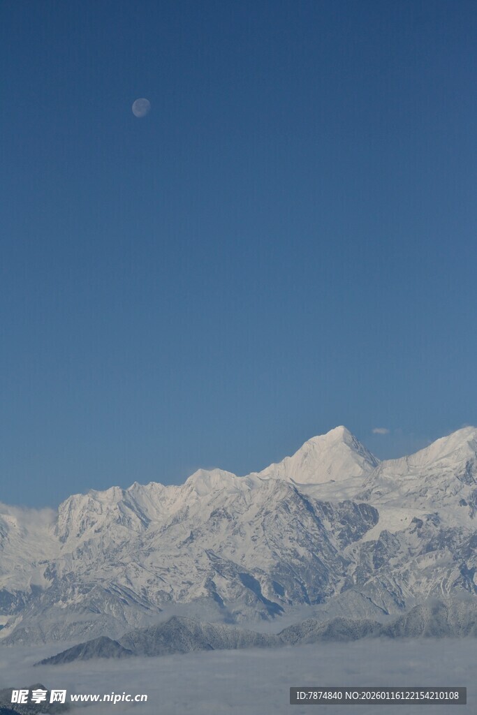 雪山蓝天 月挂天际