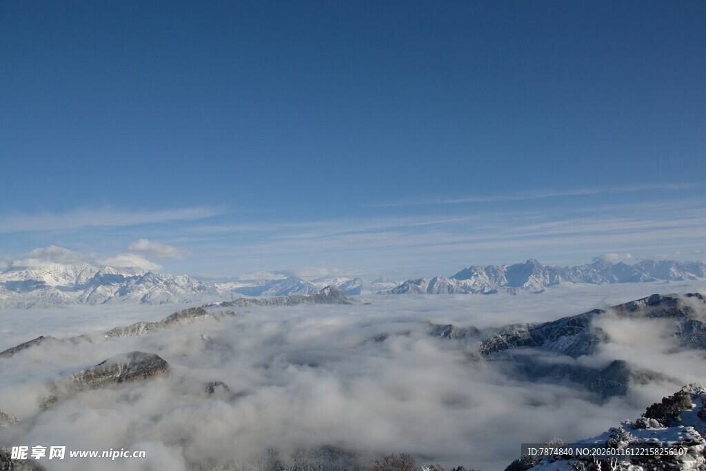 云海之上的壮丽雪山景观