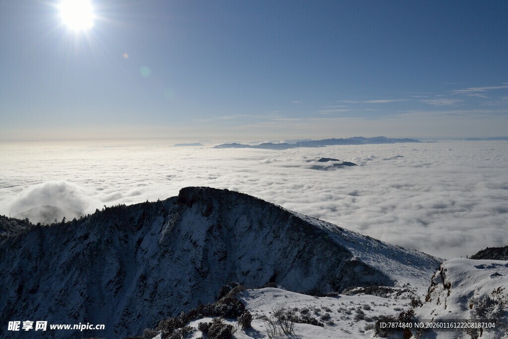 雪山云海间的壮丽景致
