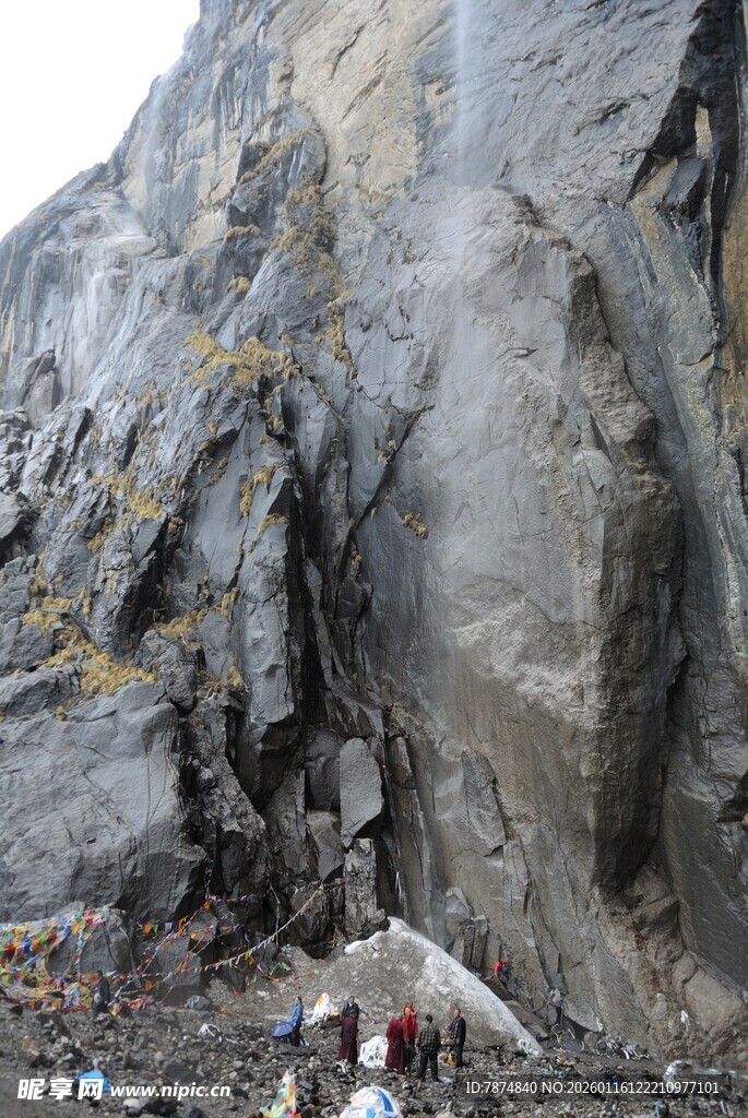 陡峭山壁下的户外场景