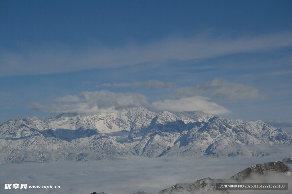 雪山云海壮丽景观