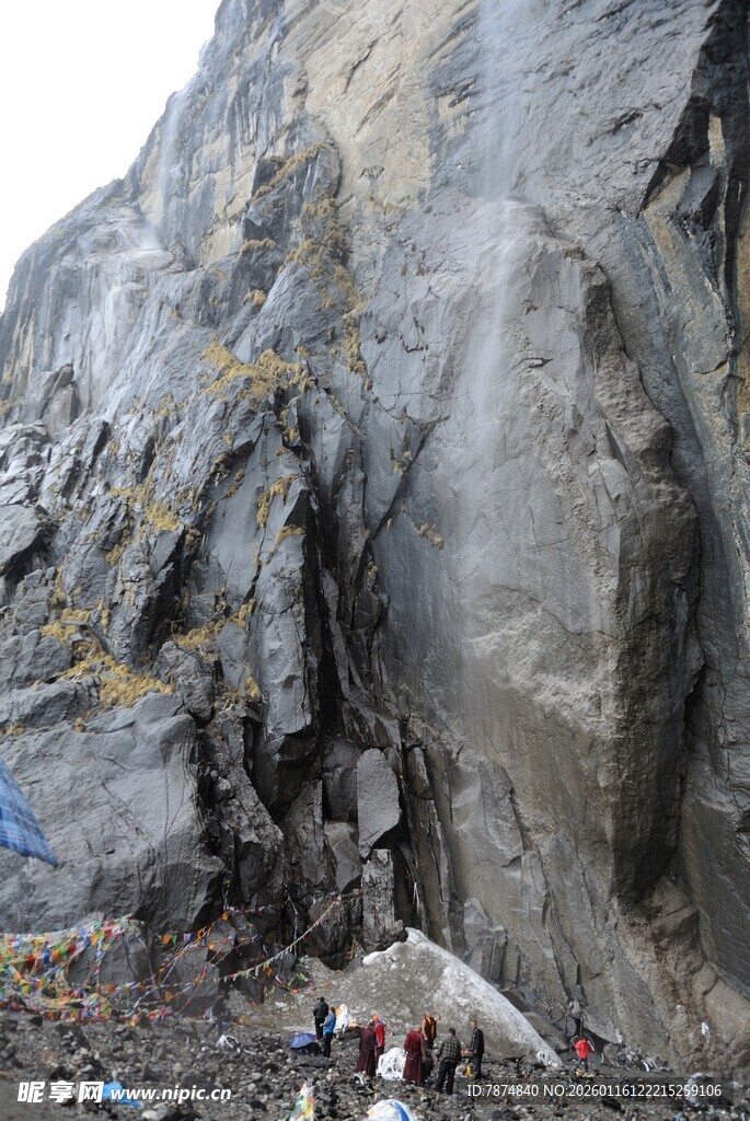 山间瀑布下的露营场景